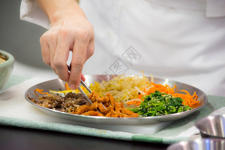 肉Bibimbip朝鲜食品厨师准备物膳厨房烹饪用餐碗图片