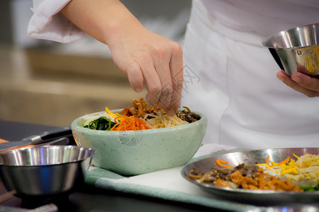 餐厅Bibimbip朝鲜食品厨师准备物膳厨房烹饪传统的用餐图片