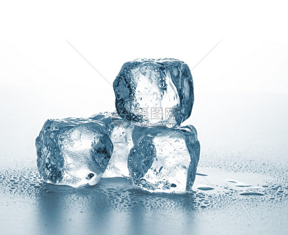 熔化白色背景上的冰雪立方体透明玻璃图片