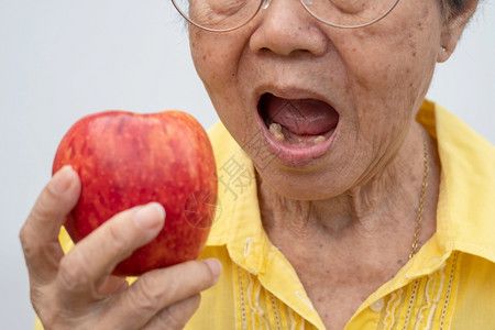 老年妇女吃红苹果图片