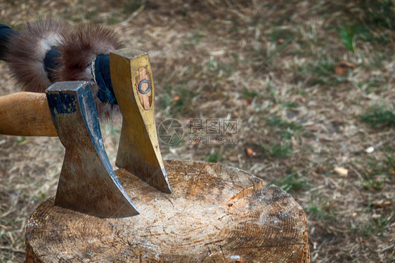 用两把手斧砍木头的制块棕色切碎木材图片