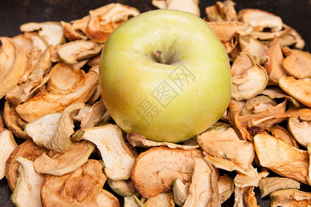 一个新鲜苹果的干片段不同的素食主义者物图片