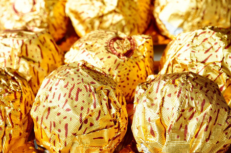 团体复制甜的巧克力包裹在金纸上作为礼物图片