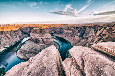 黎明天空马蹄铁与岩石和科罗拉多河的日出颜色图片
