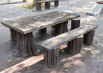 展示自然混凝土桌和椅子组看起来像公共园木头的水泥板和椅子组具体的图片