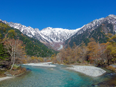 青绿森林的雅潘阿尔卑斯山自然景观图蓝河位于长野Kamikochi上高地国民秋天图片