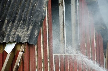 火花私人的部在一栋小房屋中点燃火在一木屋中扑灭小火图片