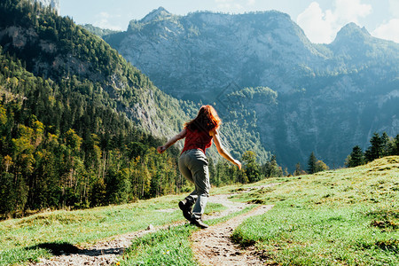 春天年轻女子在山中奔走的长途跋涉远足自然图片