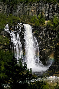 岩石踪迹挪威山区的瀑布和道路10悬崖图片