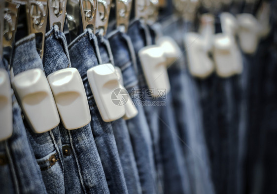 买RFID店内蓝牛仔裤的硬标签架子衣柜图片
