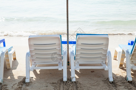 沙滩草地上的沙滩椅图片