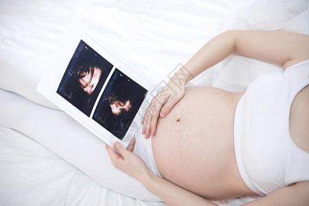 怀孕生育力爱近身的孕妇在肚子上进行超声波扫描图片
