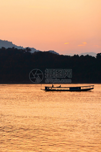 地平线旅行者亚洲在老挝LuangPrabang黄昏的湄公河上一艘当地渡船屋顶上放松旅游者图片