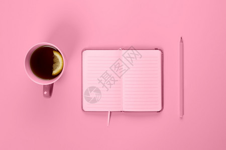 茶杯和花哨笔记本上面办公桌空或白页规划和设计概念顶视平面复制空间装在粉红茶杯中以及上面办公桌空或白页的花哨笔记本规划和设计概念空图片