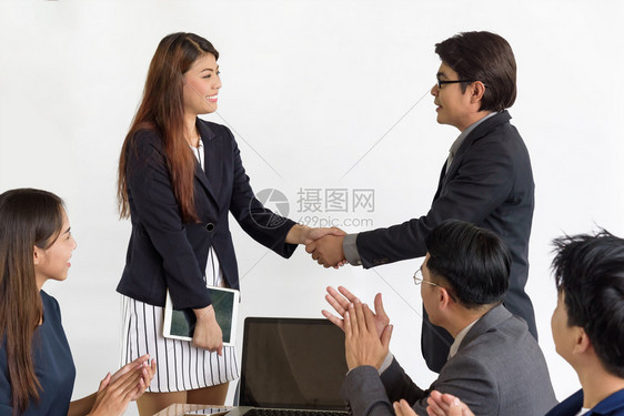 交易商业界人士在办公合伙并和收购的结交后握手并购概念合同获得图片