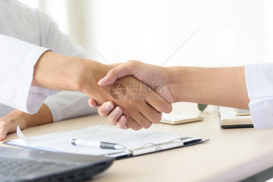 商业界人士在办公合伙并和收购的结交后握手并购概念企业家伙伴问候图片
