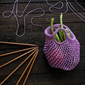 女士手提包工袋上市用紫色纱线编的手袋织为母亲或在白天赠送礼物的业余休闲木头图片