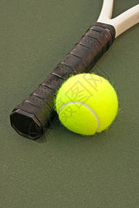 圆圈绿色球场上的新黄网球细绳拍图片