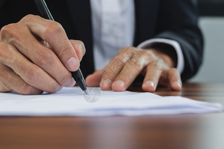 桌子政策协议在文件上签字办公室内签署联络业务概念签名图片
