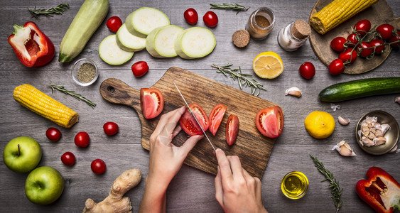 女用手在生锈的厨房桌上切西红柿围绕成料蔬菜水果和香料健康食品烹饪和素概念番茄物切碎图片