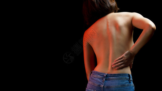 脊背受伤疼痛特写图片
