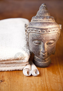 白色的棉布用毛巾丁和木制桌上的弹在豪华浴或淋松弛图片
