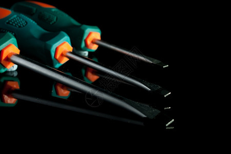 橡胶黑色背景的铬平式螺旋驱动器手工人图片