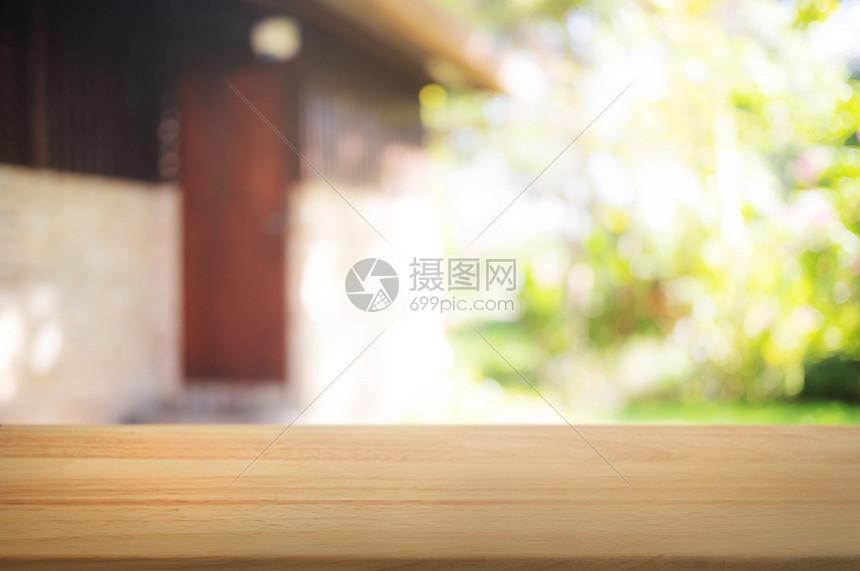 桌面白色的空木制表格模糊的相色花园家用背景图片