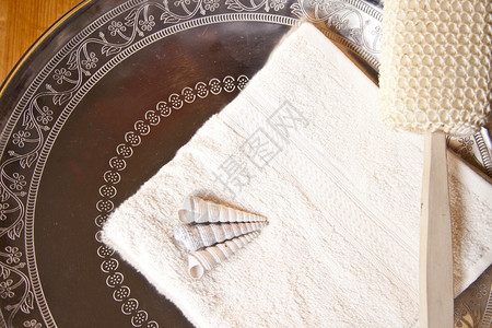 洗衣店带毛巾刷子和银制贝壳的豪华浴或淋湿的室图片