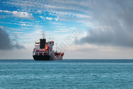转运体火鸡港口在阴云的天气下公海航行的运输船图片