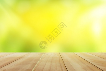 模糊产品户外木质桌背景和绿色自然布局设计图纸的蒙合图片