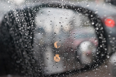 窗户日光车玻璃背景的水蒸汽滴在车窗玻璃上反射图片