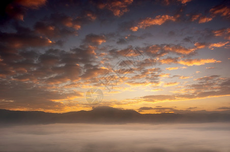 高的薄雾多云空中景色美丽清晨风景般的云海和雾在高山海流动图片