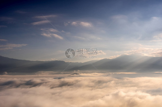 天空自然树中景色美丽清晨风景般的云海和雾在高山海流动图片