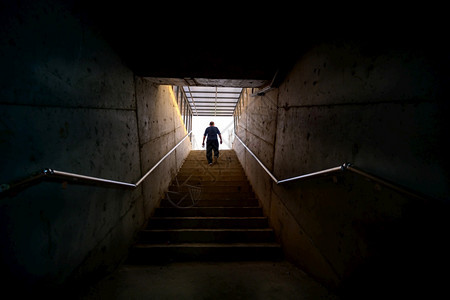 城市的不开心人类在黑暗环境中从梯子向光明行进走过黑暗环境中的光线单身图片