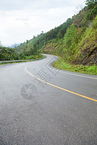 风景优美夏天弯路转山近悬崖登顶森林图片