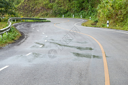 弯路转山近悬崖登顶小路乡村的靠近图片