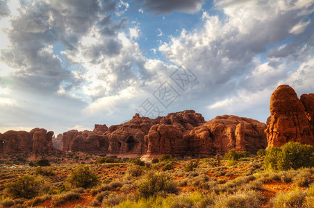 美国犹他州Arches公园风景砂岩孤独石图片
