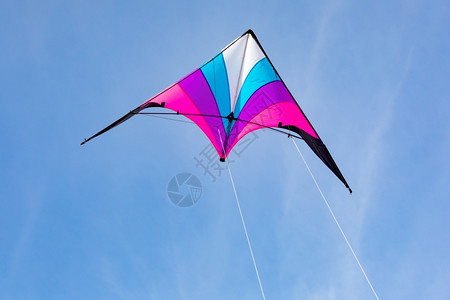 尾巴玩具空气在蓝天中飞来去的多彩风筝图片
