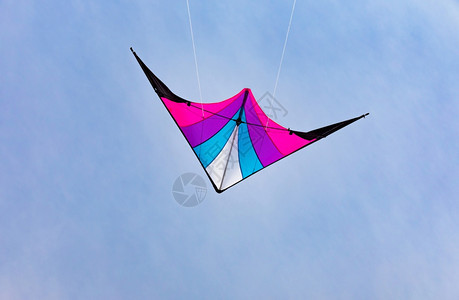蓝色的空气在天中飞来去的多彩风筝爱好图片