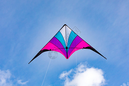 飞行蓝色的在天空中飞来去的多彩风筝假期图片