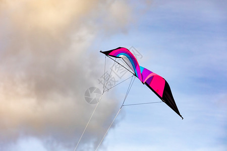 空气玩具在蓝天中飞来去的多彩风筝玩图片