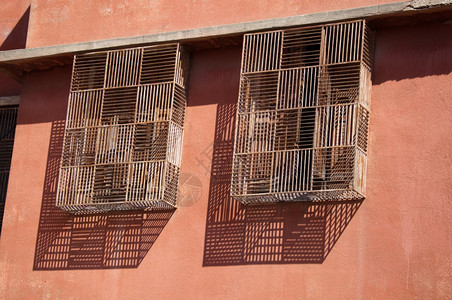 黑暗的在摩洛哥马拉喀什旧的遮着阴影屏蔽玻璃窗老伟大图片