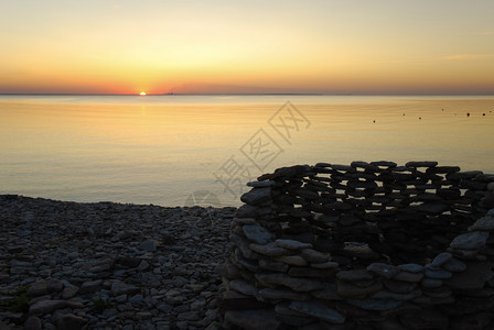 一种小屋波罗的海瑞典群岛奥兰海岸附近的一座石棚日落位于头图片