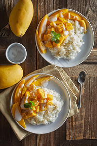 可口粘稠的亚洲芒果加粘糊米饭泰国甜点图片