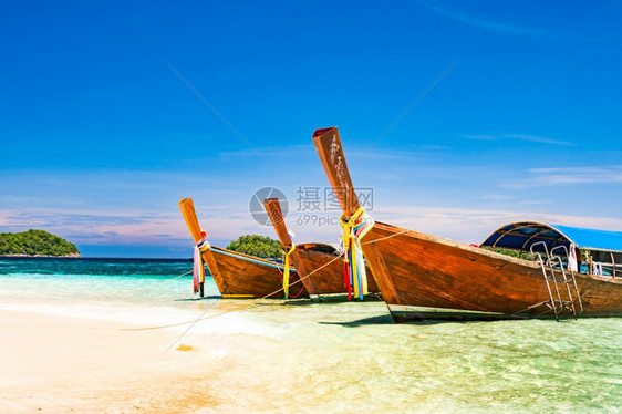 泰国安达曼海热带滩上的长尾船景观旅行海浪图片