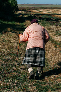 疾病高级的妇女用木手杖在户外行走木制的图片