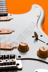 橙色背景的白电吉他详细信息目的桥绳图片