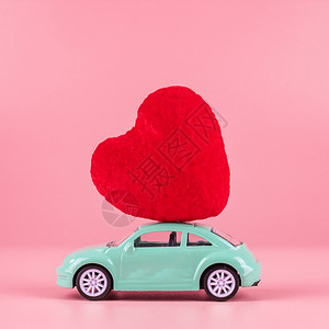 浪漫汽车玩具上的心形装饰图片