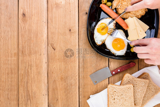 晴天起司炸鸡蛋全麦吐司奶酪热狗和咖啡早餐用在木制桌边顶视图复制空间上热的图片